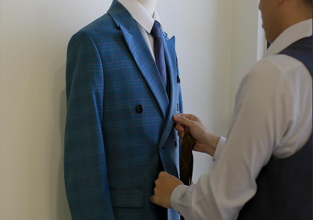 一套藍色格紋西裝