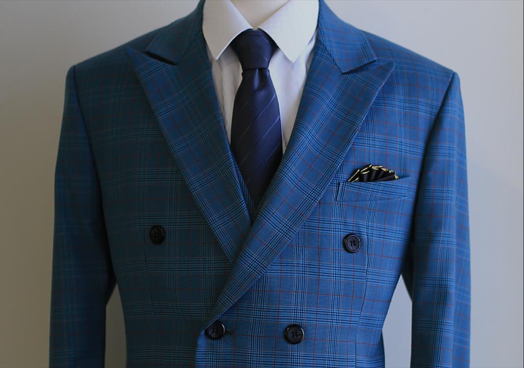 一套藍色格紋西裝