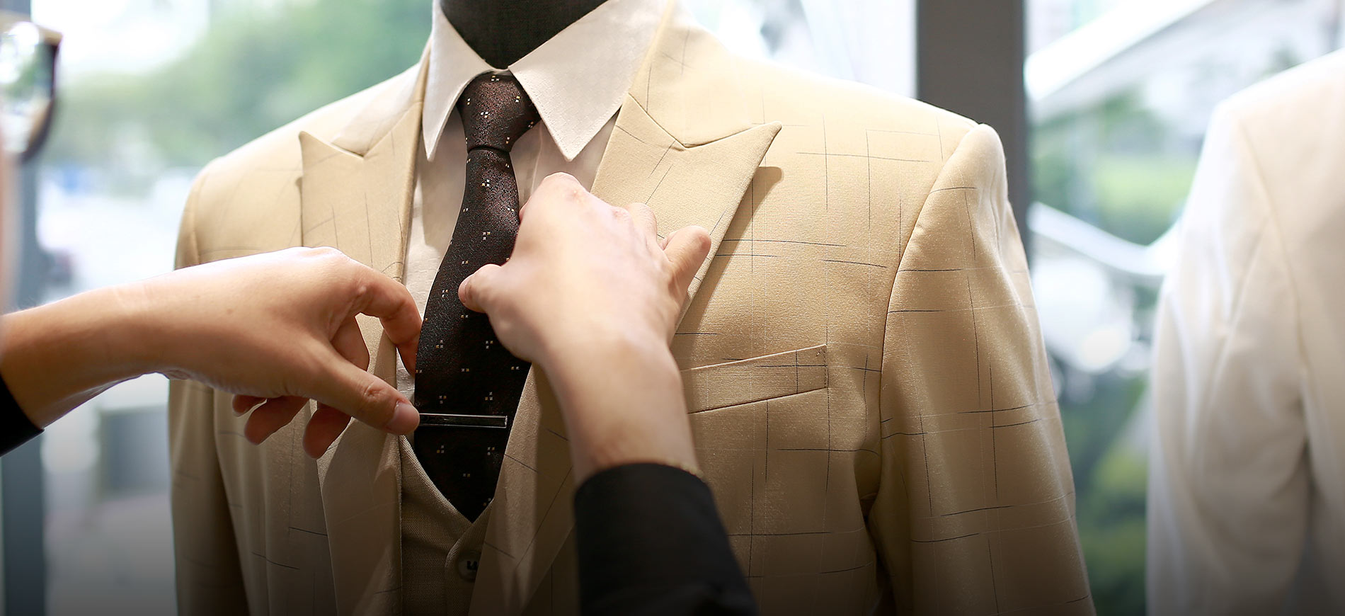 丹佐西服店內-調整領帶圖