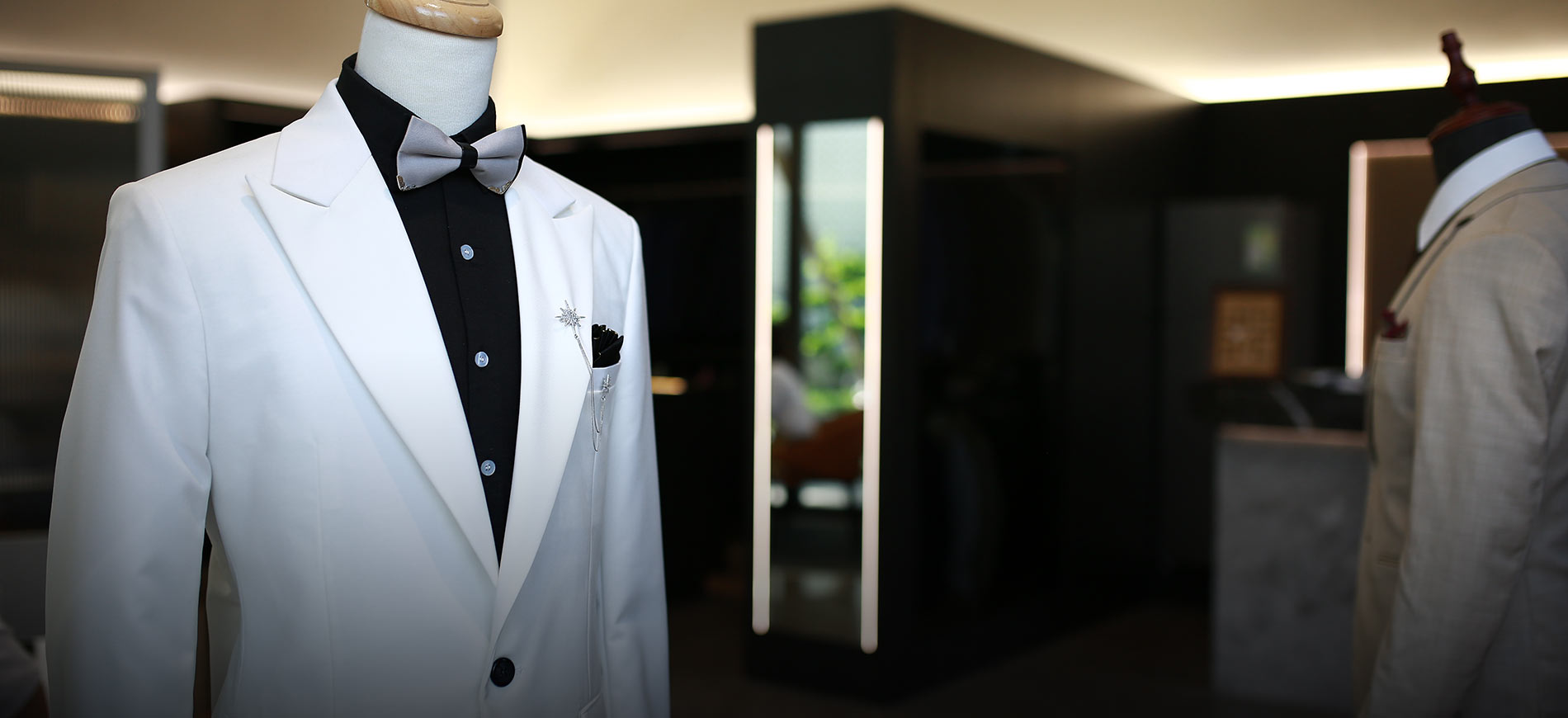 丹佐西服店內-白色西服