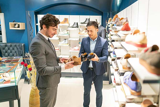 西服也能配低筒球鞋嗎？