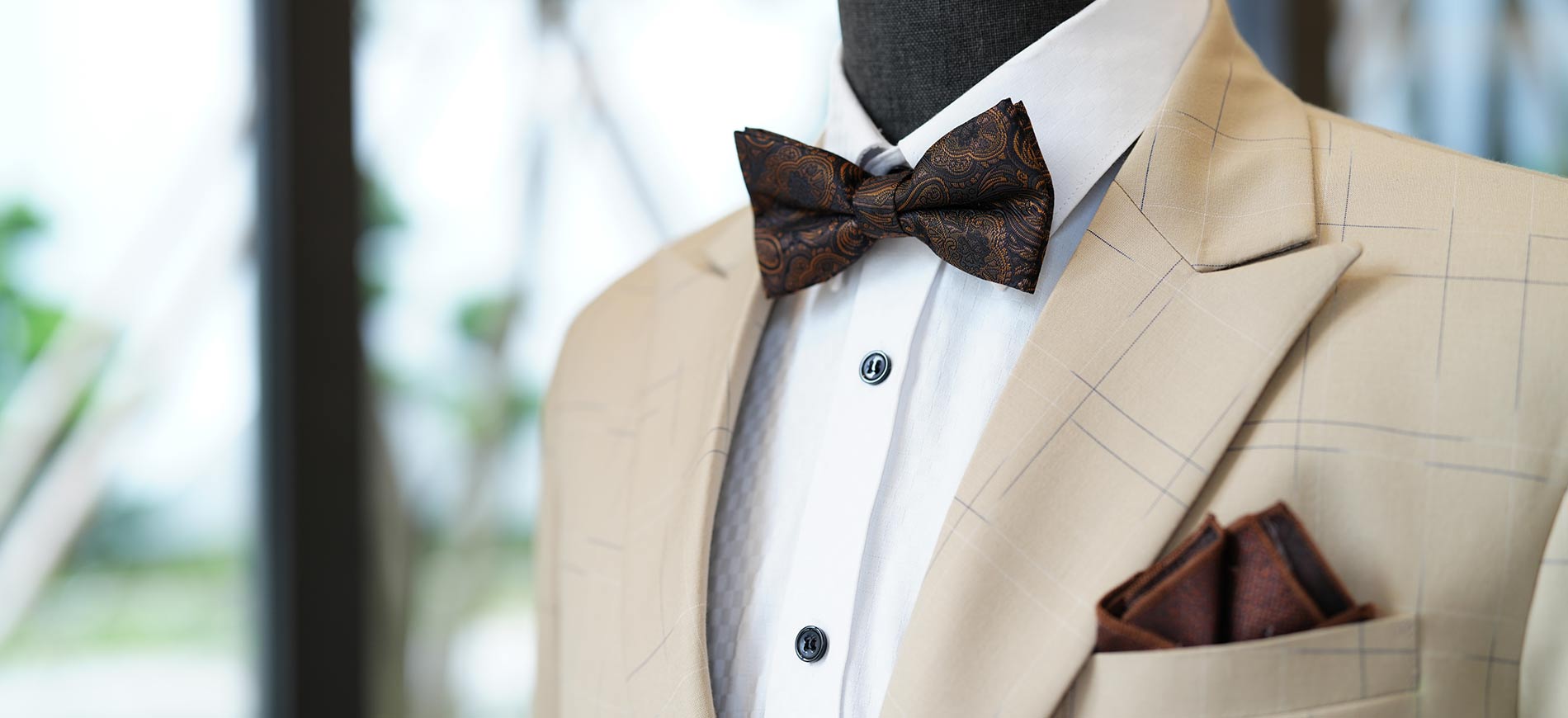 一套米色紳士西服搭配咖啡色領結